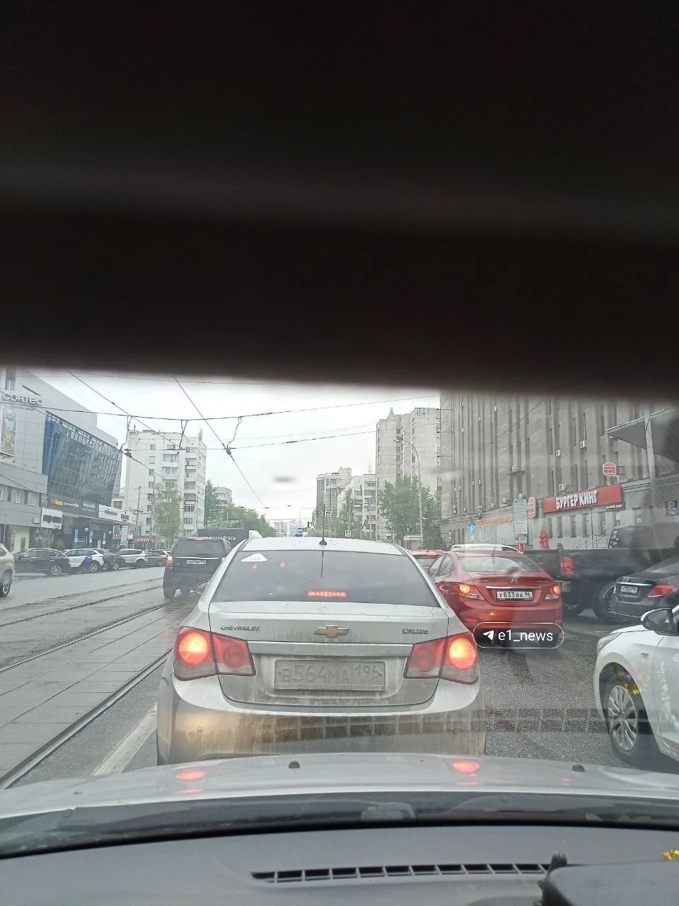 На перекрестке Луначарского и Малышева тем временем растянулась огромная пробка.  А всё из-за нерабо