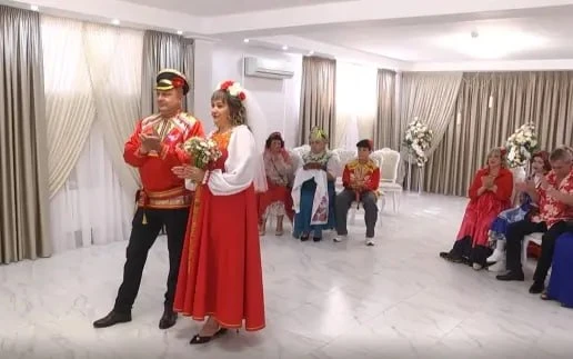😯 Первоуральская пара отпраздновала годовщину свадьбы в народном стиле.