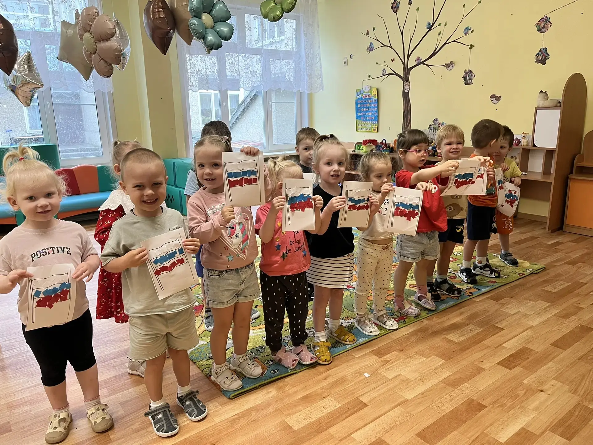 ✏️ 🇷🇺 Наш флаг — наша гордость!

В преддверии праздника Дня России маленькие патриоты из 9 группы 