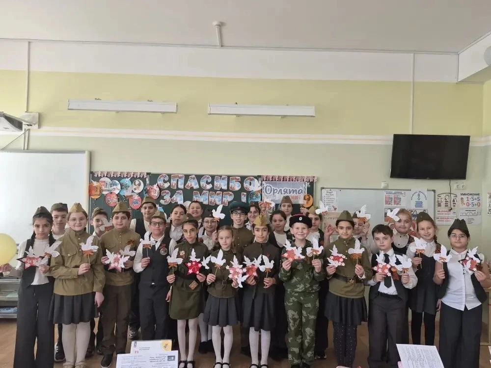 📣 Доброта и память: Орлята вручили горожанам сувениры ко Дню Победы  В продолжение трека «Орлёнок — 