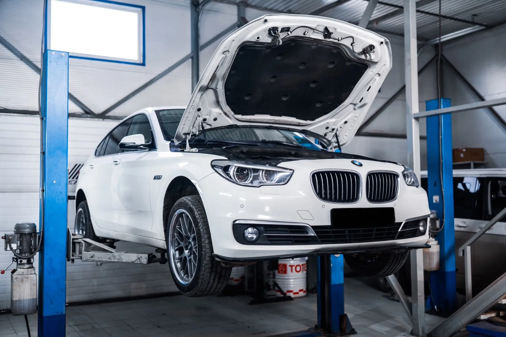 Белоснежная BMW 530D F07 побывала у нас на комплексе работ: