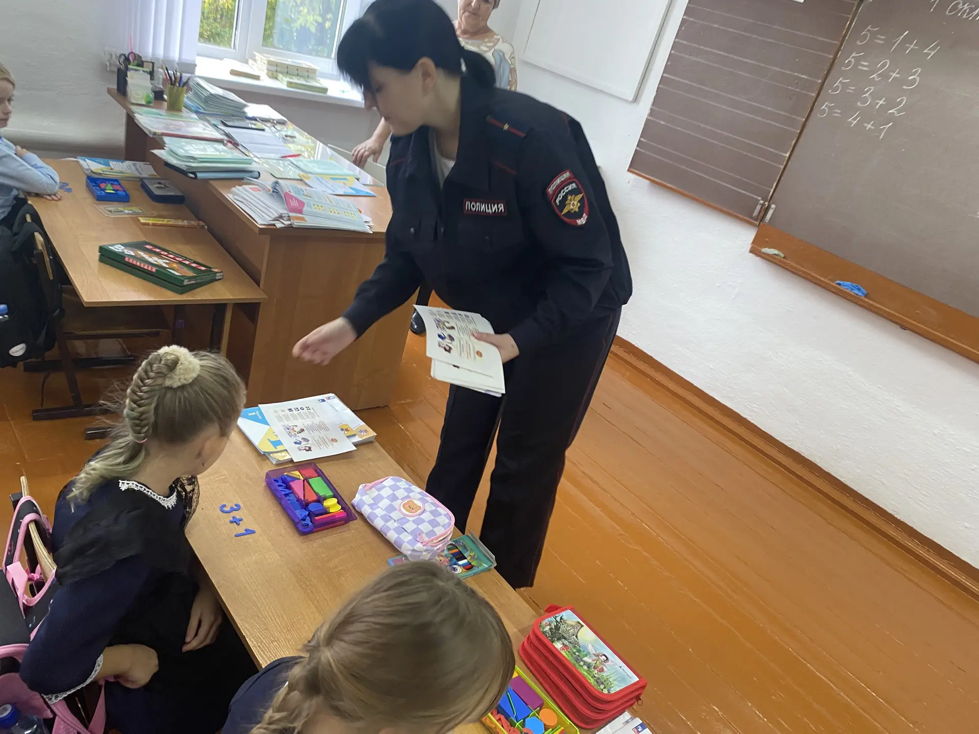 В рамках месячника безопасного движения для учеников начальной школы состоялись беседы ...