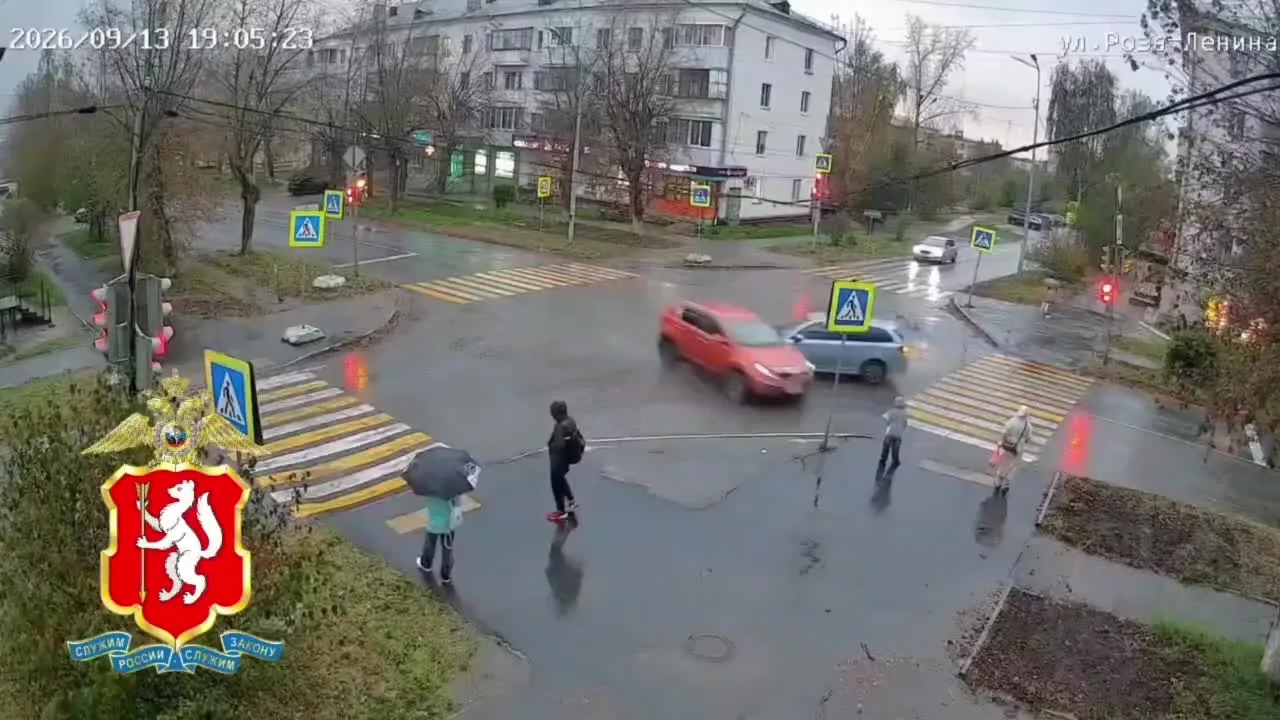 На Урале машину после ДТП отбросило на ребенка на тротуаре: школьник чудом выжил.