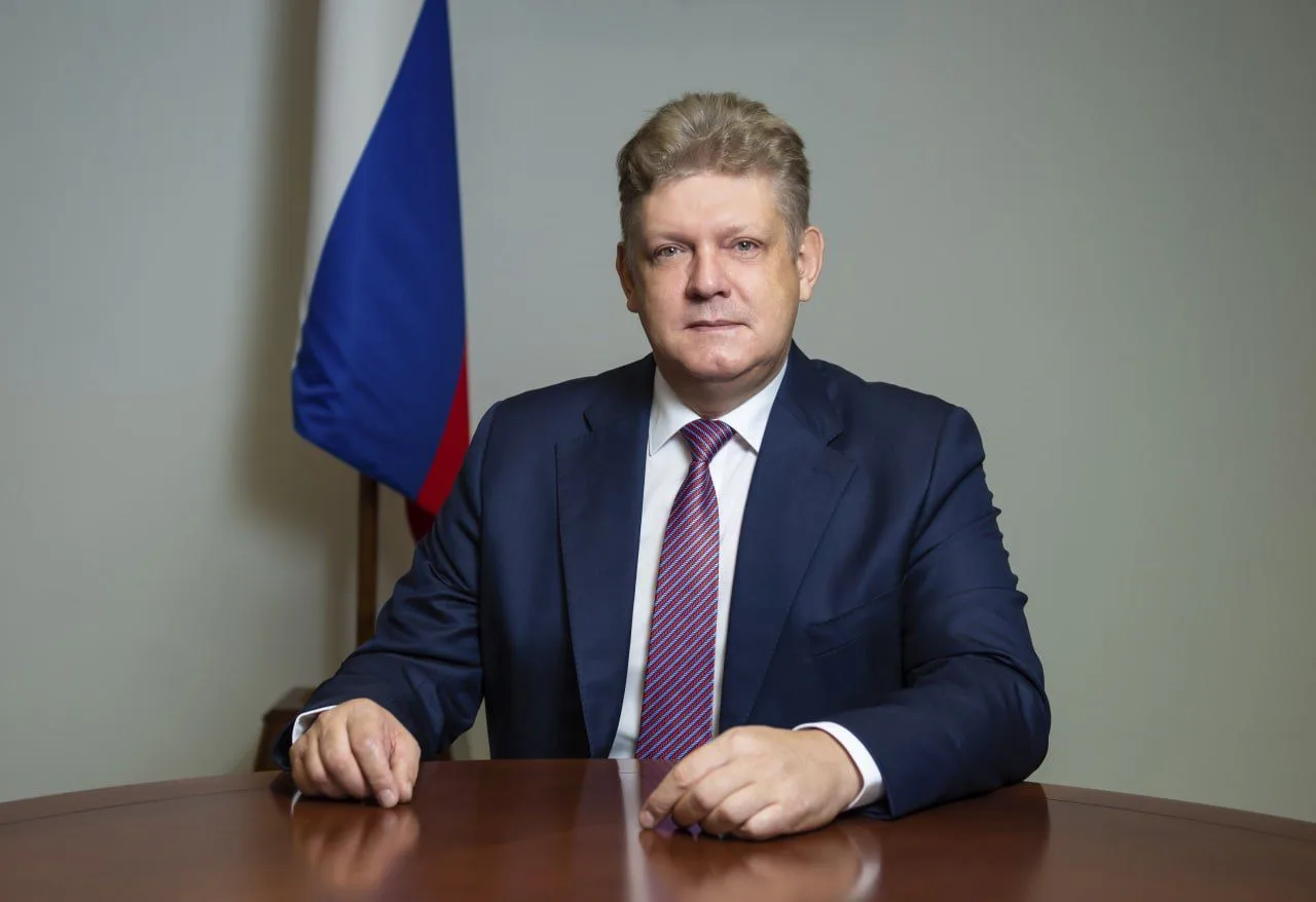 🇷🇺Полпред Президента РФ в Сибирском федеральном округе Анатолий Серышев поздравил уче...