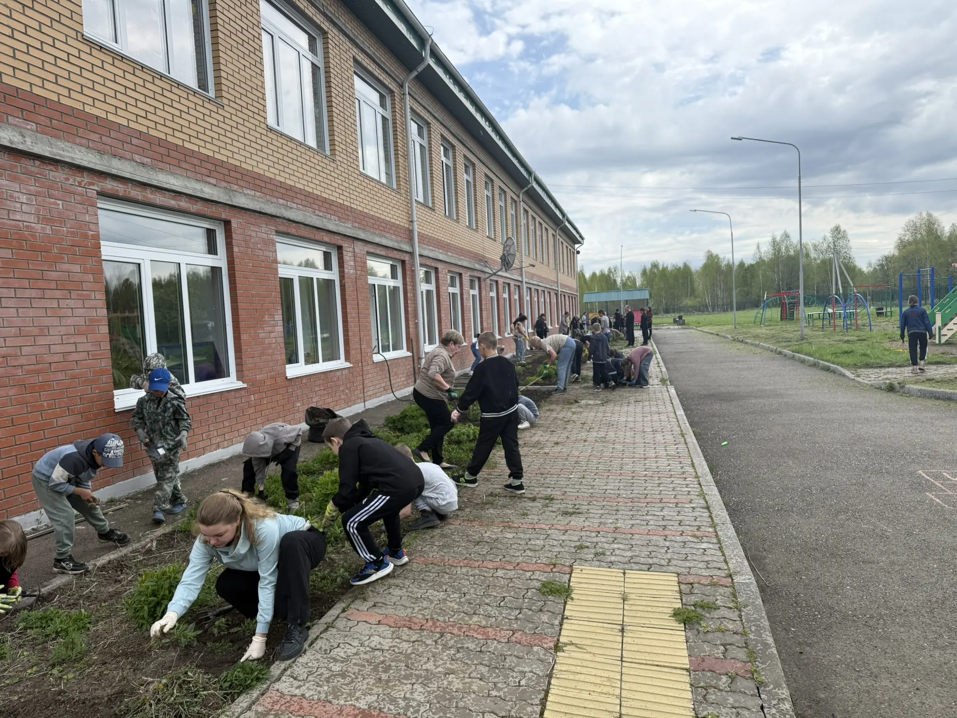 📌В нашей школе состоялся традиционный субботник. Учащиеся совместно с педагогами с энт...
