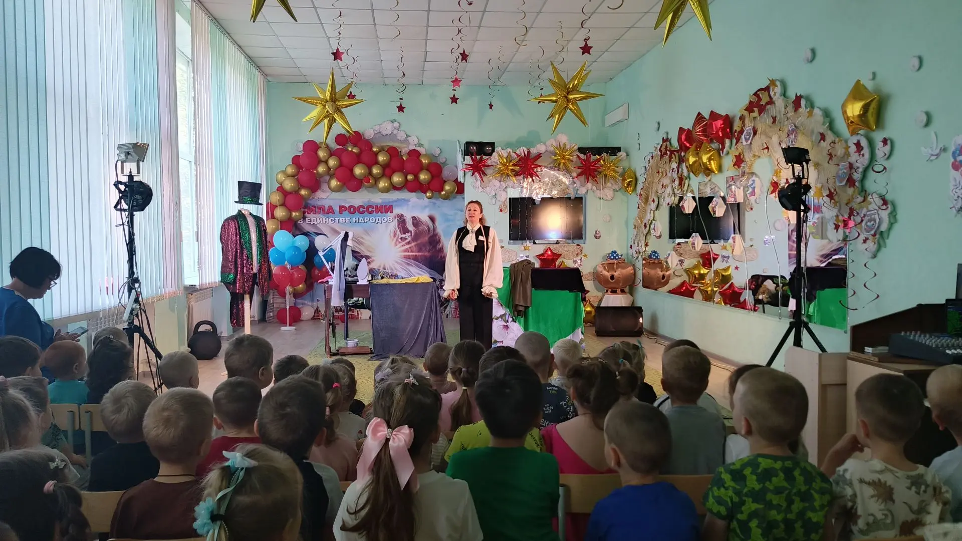 Сегодня в нашем "ЛУГАЦВЕТИКЕ" было весело! У нас в гостях были артисты Луганского театра кукол со сп