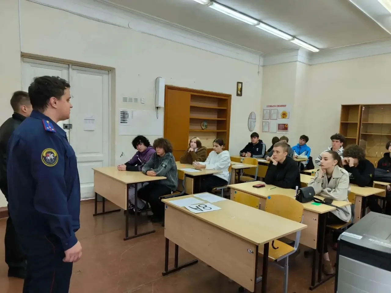 В Екатеринбурге сотрудники СК на транспорте провели профилактическое мероприятие для шк...