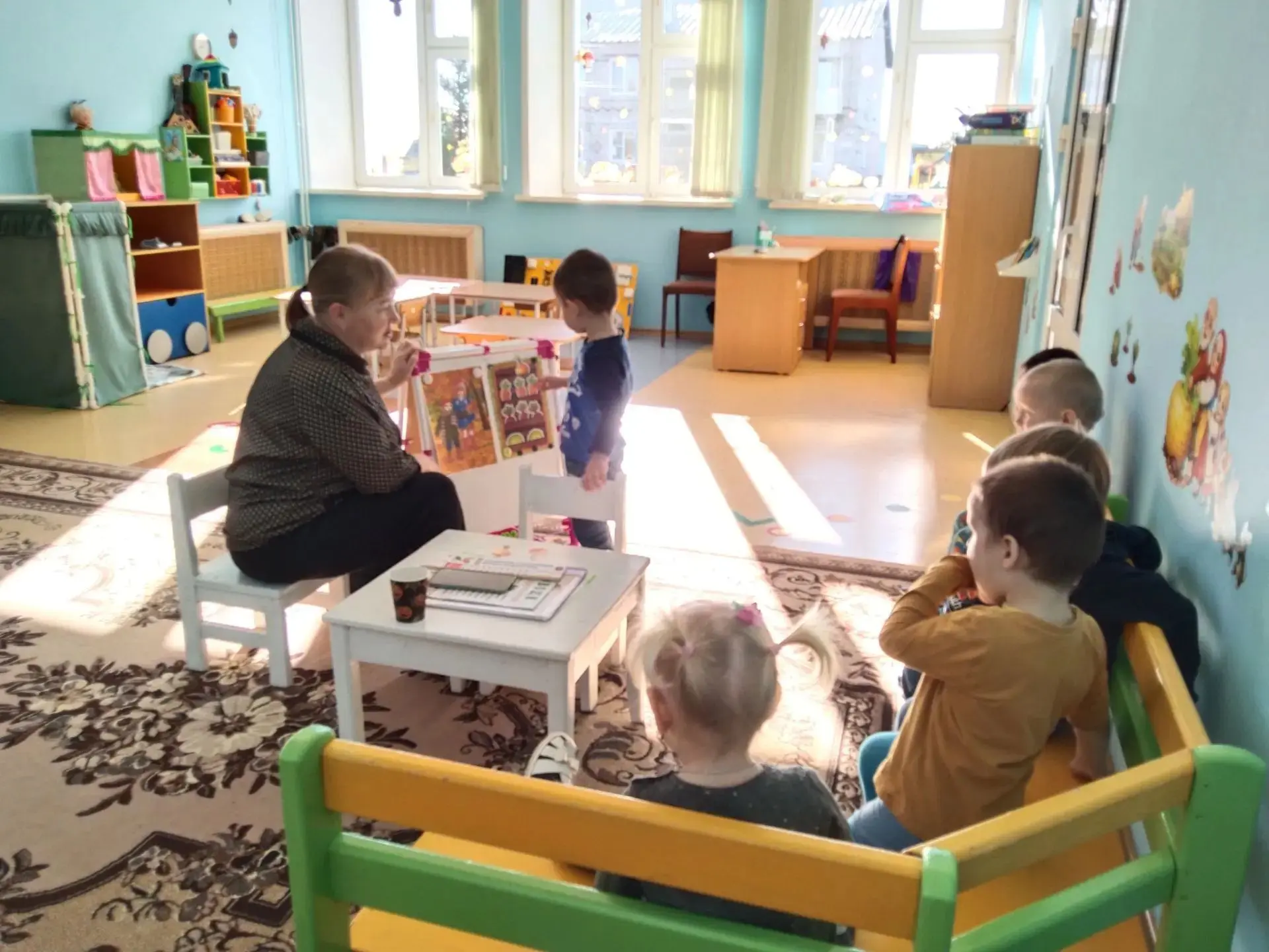 Сегодня мы с детьми из группы "Жемчужинки" учились определять погоду по внешним признак...