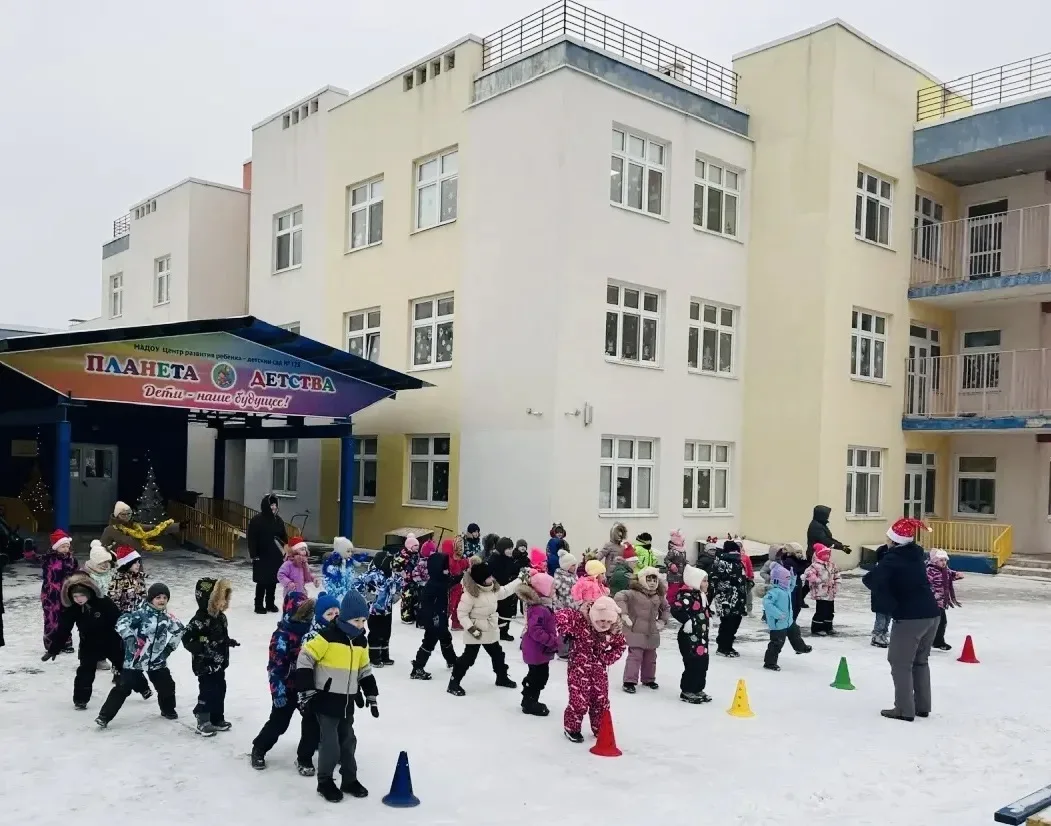 Зимняя зарядка в нашем детском саду!   

Ребята зарядились бодростью и новогодним настроением на наш