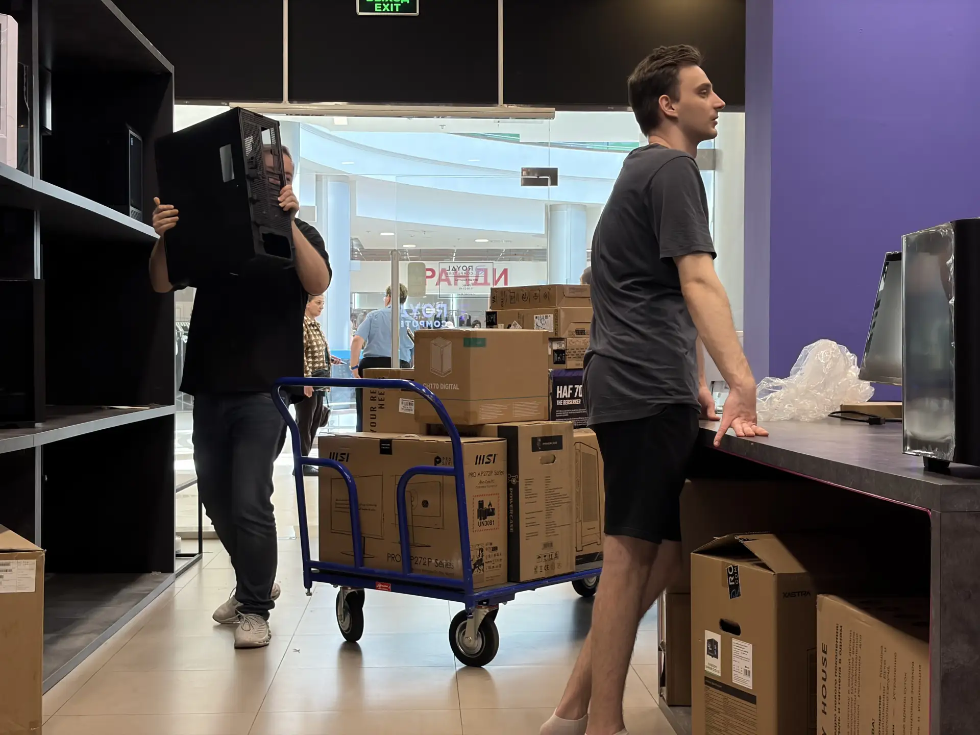 А мы уже мало-помалу пакуем пожитки из старого офиса 📦