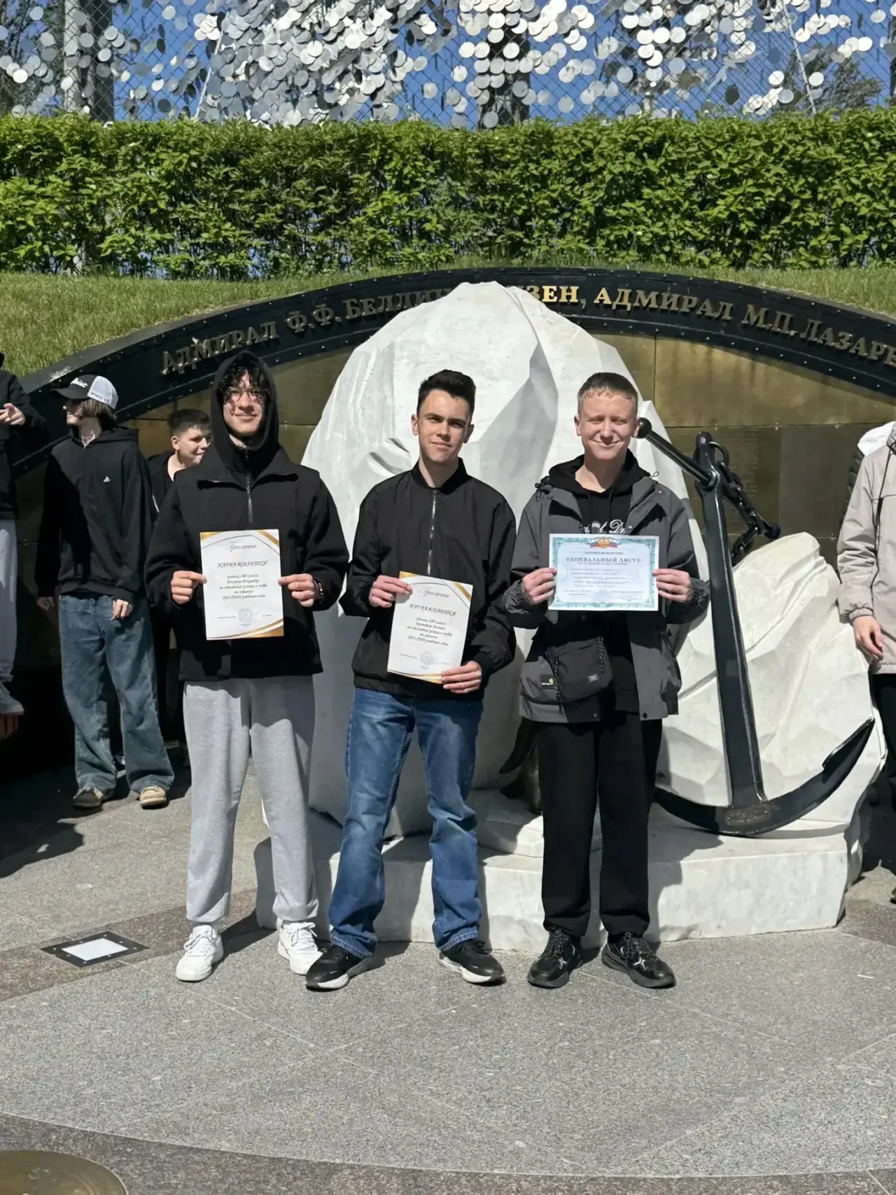 10б и 10в классы закончили учебный год прогулкой по рекам и каналам Санкт-Петербурга, экскурсией в г