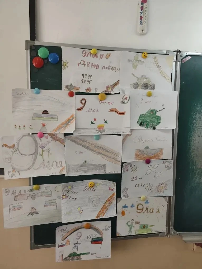 В 1 «В» классе прошел классный час на тему : " Что такое День Победы?". Ребята читали стихи о Велико