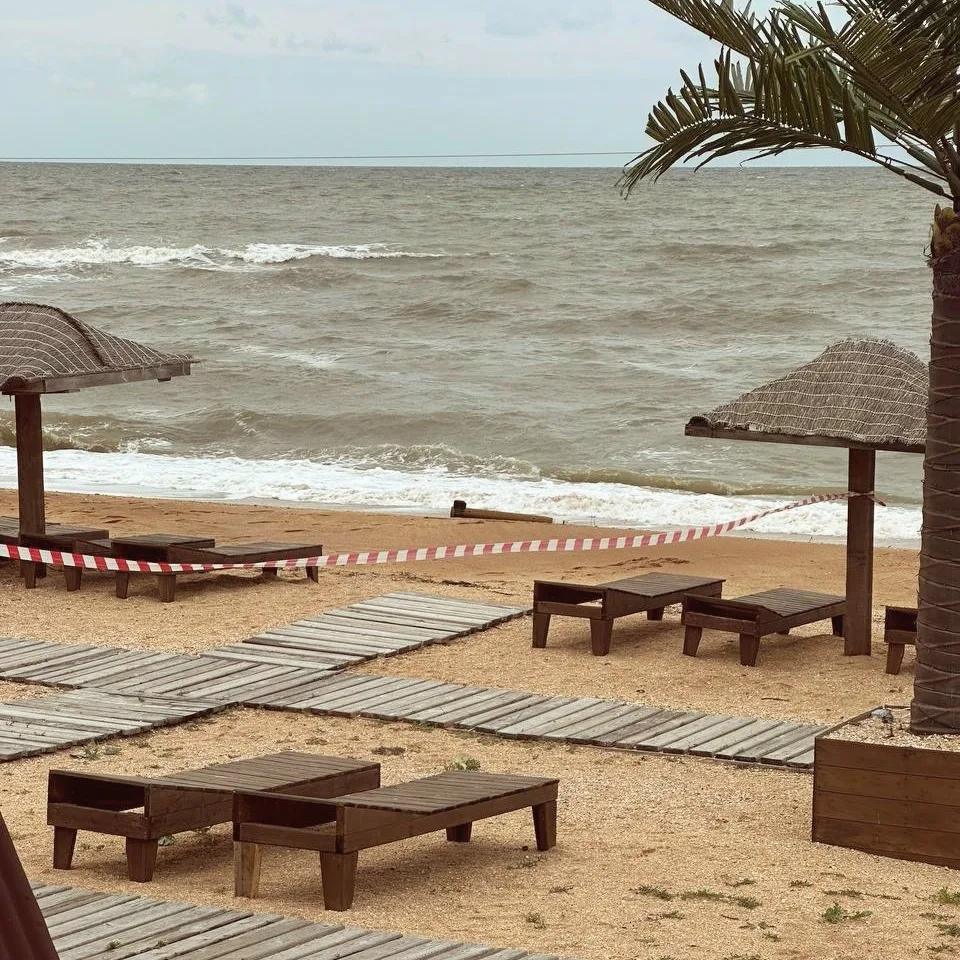 СНАРЯД ВЫНЕСЛО НА ПЛЯЖ В КРАСНОДАРСКОМ КРАЕ — ПО СЛОВАМ ОТДЫХАЮЩИХ, ОН ЛЕЖИТ ТАМ УЖЕ НЕ...