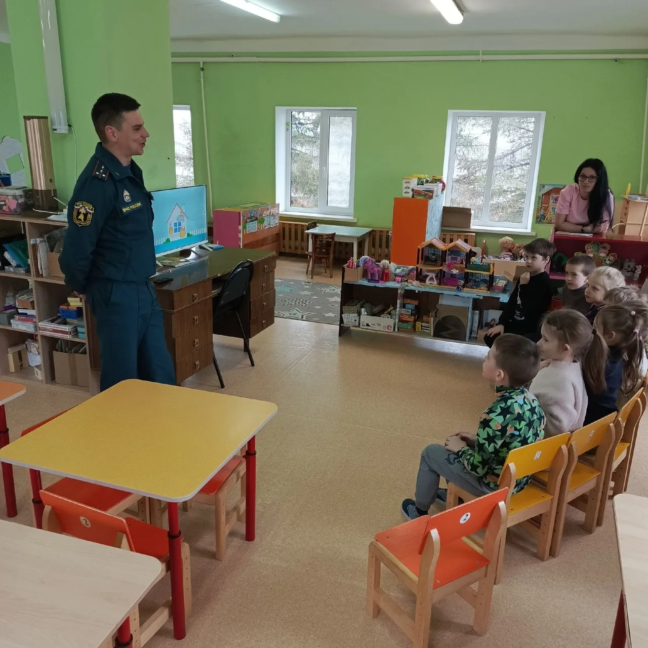 Сотрудник МЧС и сотрудник ГИБДД провели совместную профилактическую работу для ребят гр...