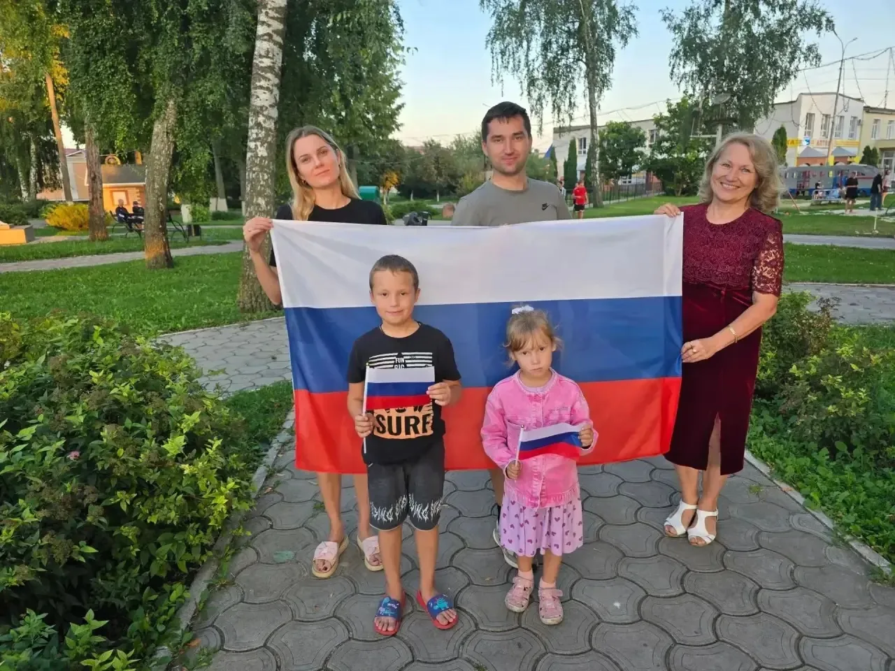 В рамках Всероссийской акции "#ЦветаРодины" приуроченной к празднованию Дня Государстве...