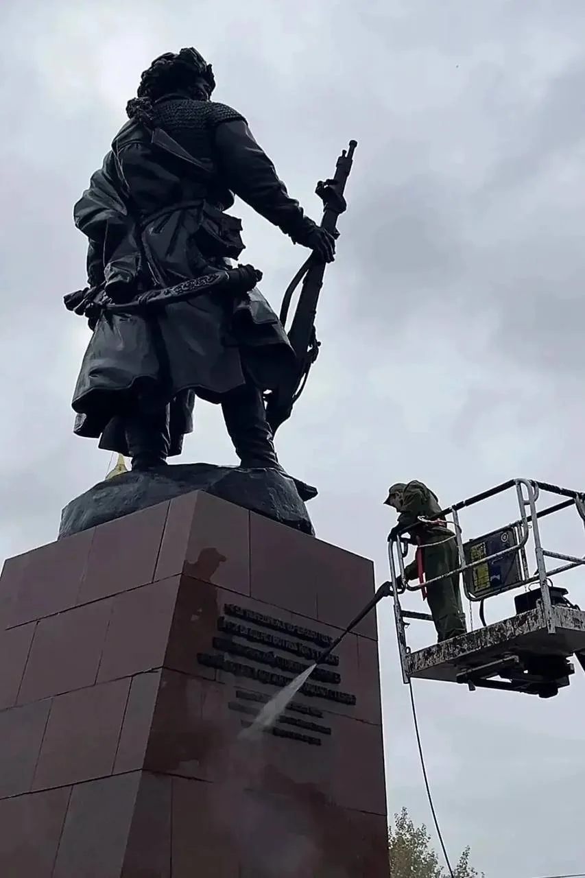 Памятники и арт-объекты Иркутска готовят к зимнему сезону.