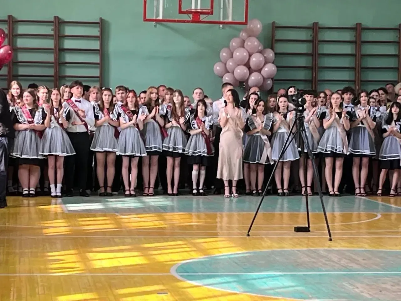 🎊Сегодня для наших выпускников 9-х и 11-х классов прозвучал последний звонок. Торжественная линейка 