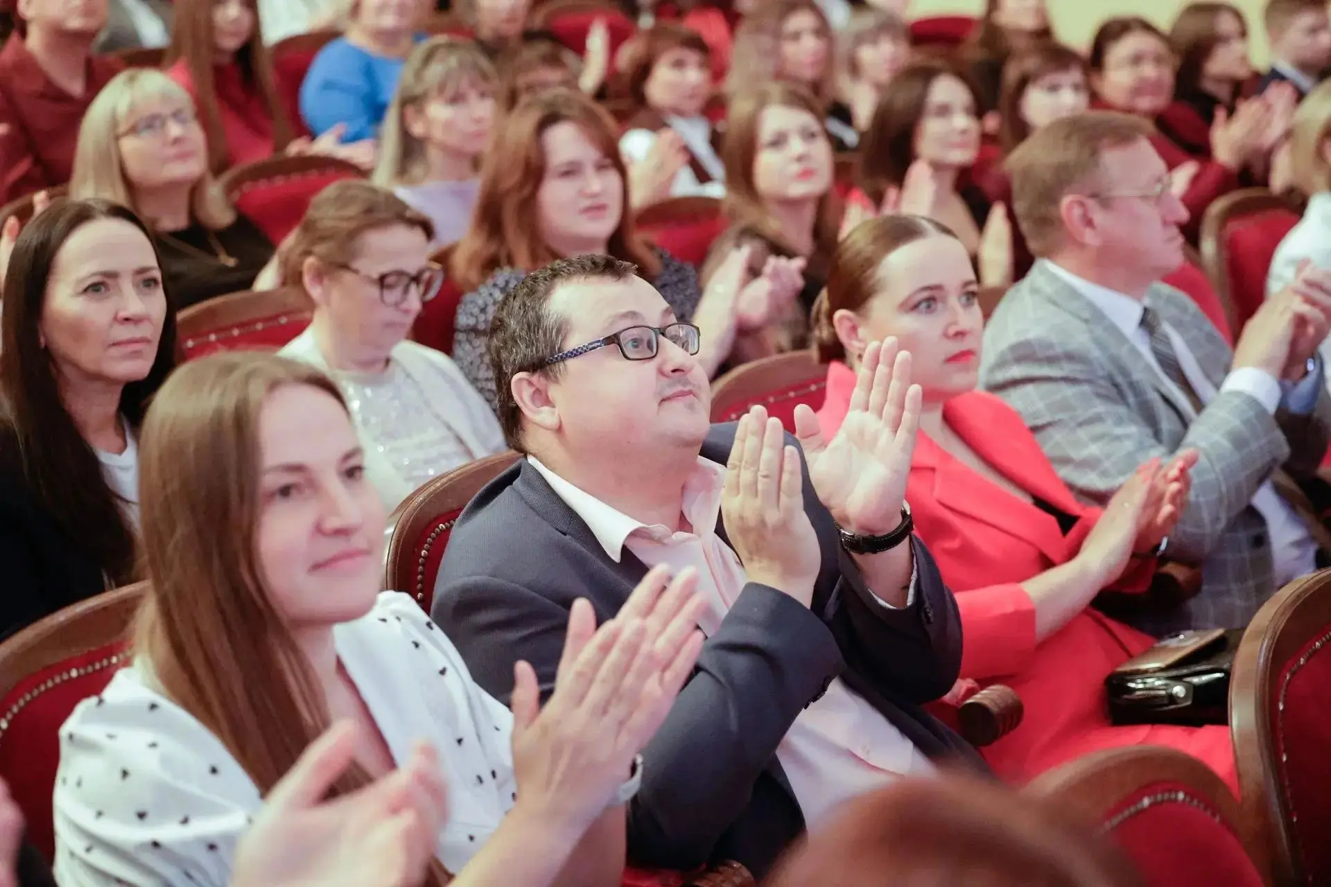 📚 30 белгородских педагогов получили награды ко Дню учителя