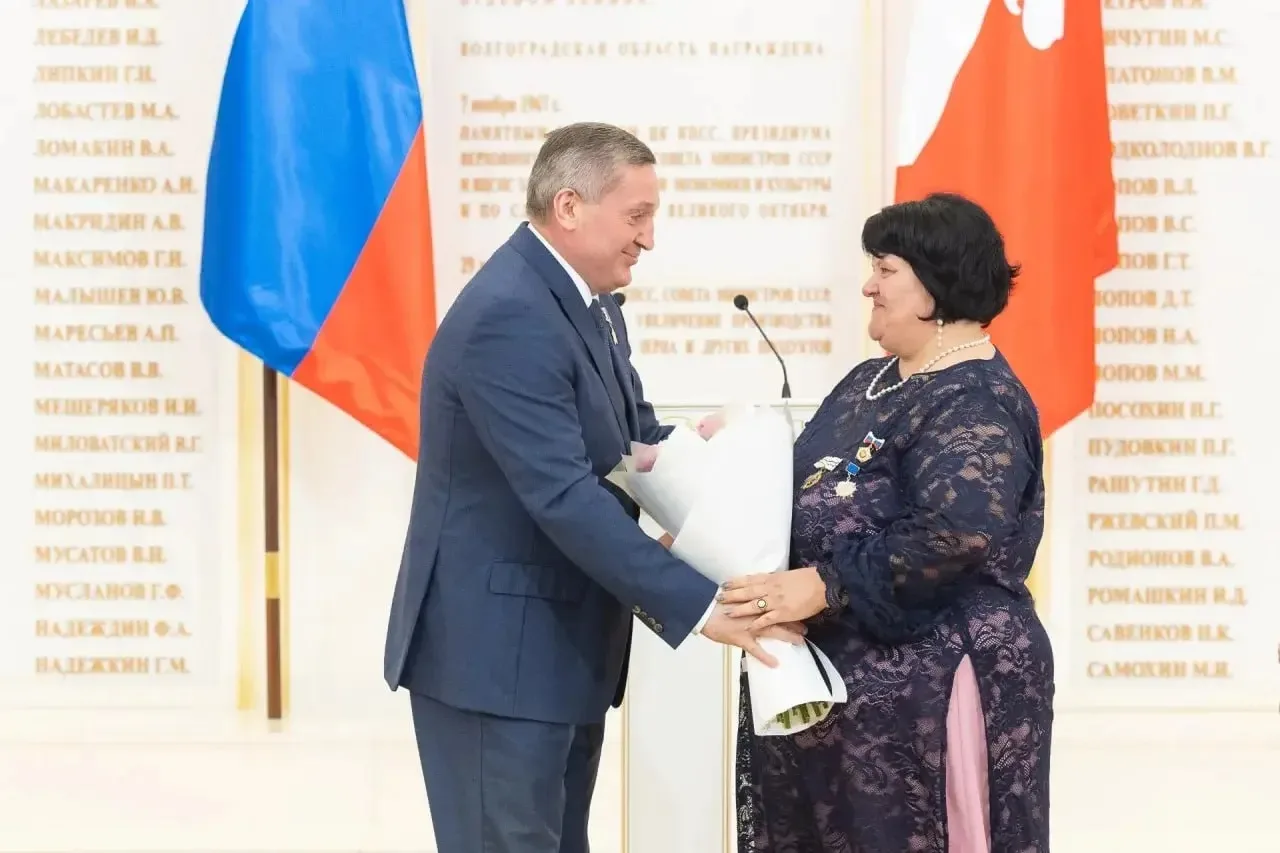 Орден «Мать-героиня» вручил жительнице Городищенского губернатор области района Андрей ...