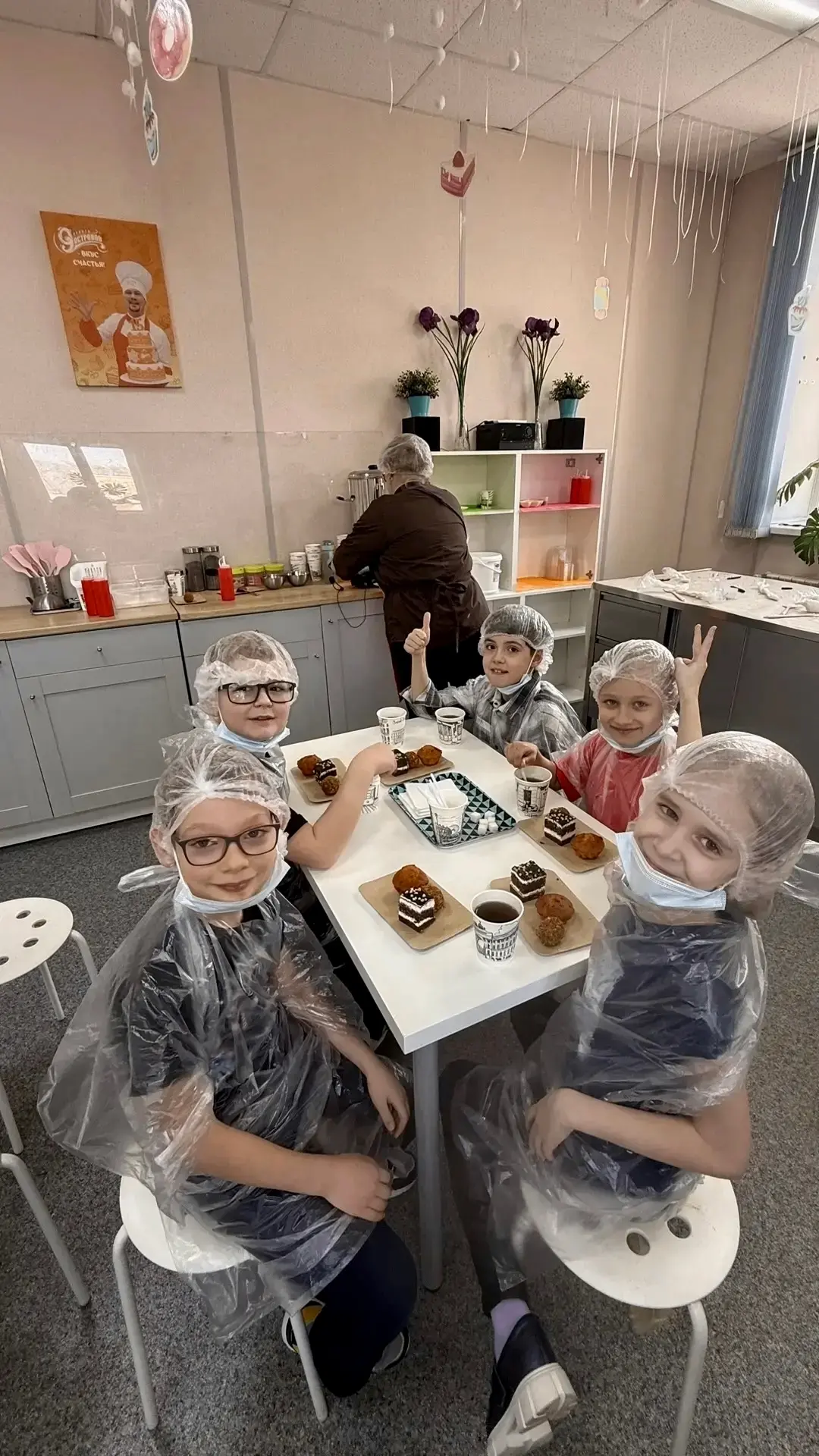 🧳 Сладкое путешествие 2 «А» класса 🍰🌟 Ученики 2 «А» посетили кондитерскую фабрику «9 Островов»! Ребя