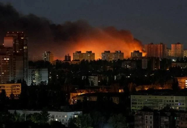 ВС РФ этой ночью нанесли массированный удар по военным объектам на Украине. Взрывы и пожары зафиксир