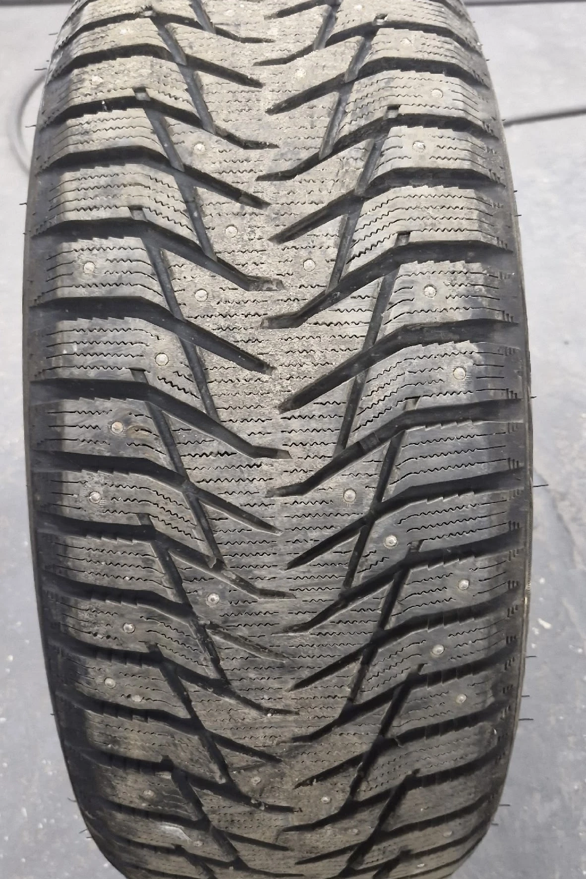 Продам.  Зимние шины . Шиповка. БУ 1 сезон. 235×50 r18 .состояние отличное.
