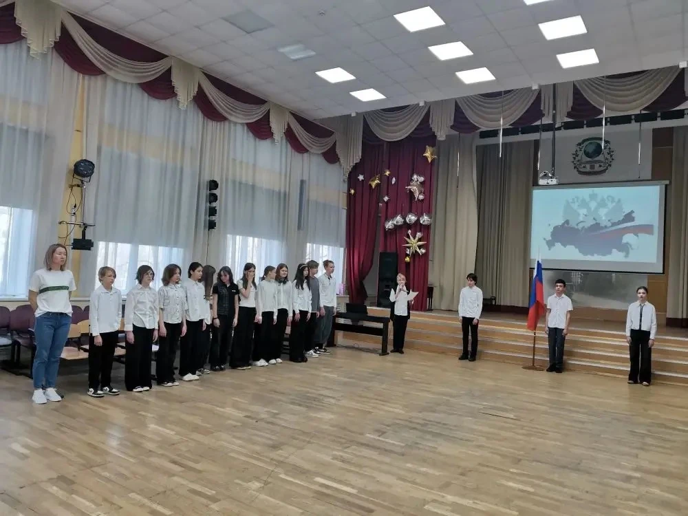 🇷🇺 Новая учебная неделя в нашей школе началась с церемонии поднятия флага Российской Федерации.    💠
