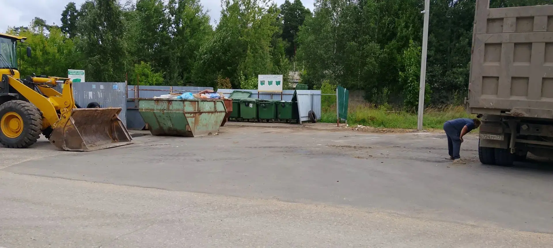 В рамках содержания контейнерных площадок при содействии ООО "Хартия" 14.08.26 г. произ...