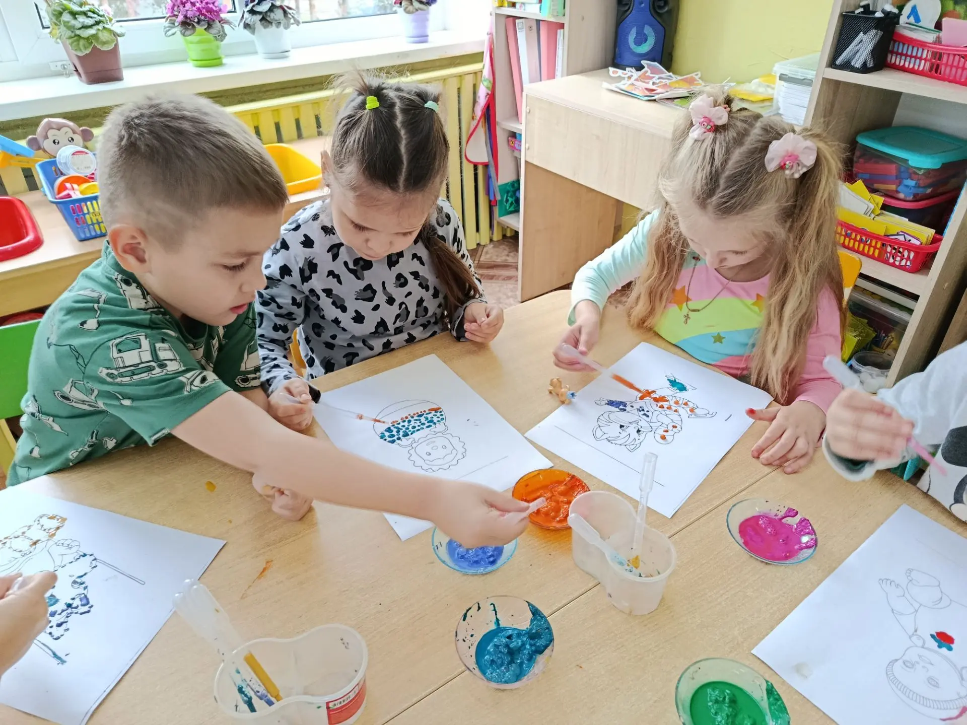 🖌🎨 Мы с ребятами группы "Всезнайки",  придумали удивительный способ рисования! 🎨 Вме...