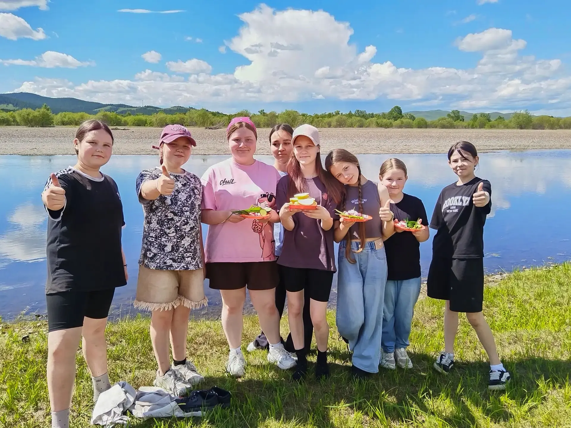 Первые Акшинского округа продолжают добрые дела, даже в каникулы! 💚

Волонтёрский отряд «Лучики доб