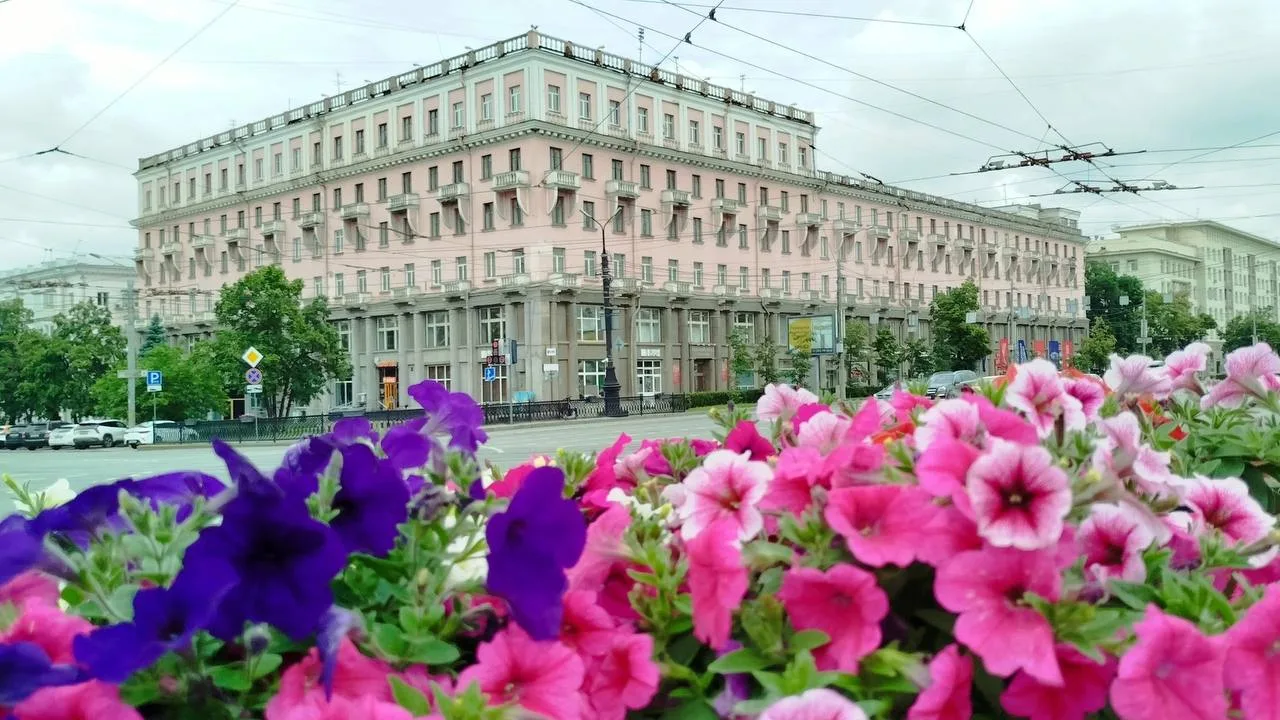 Четверг, 11 июня, 19:00 

«Непарадный Челябинск. Часть 2», экскурсия Алексея Кондратьева 
 
Давайте 