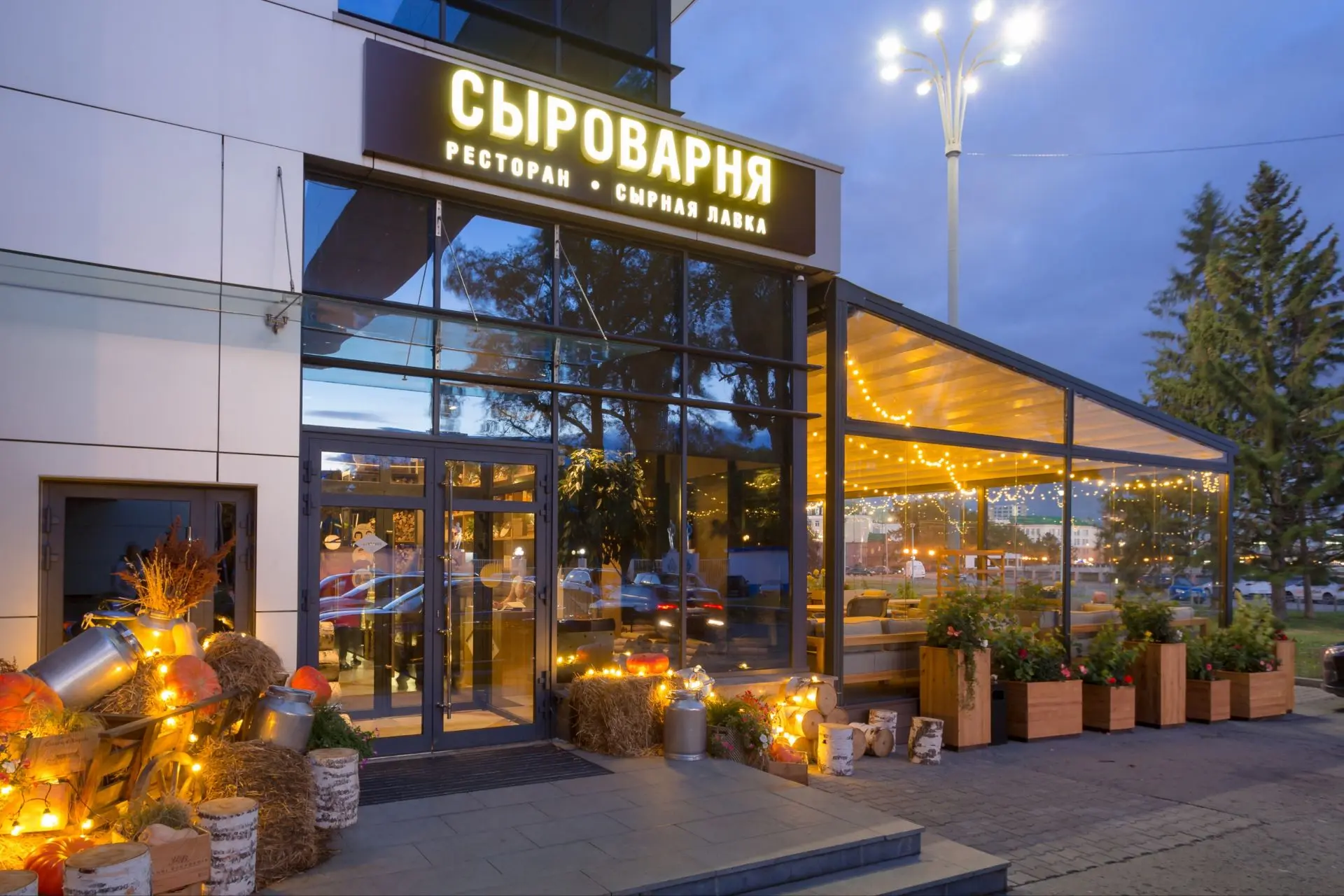Мусор в цехах готовки и испорченные продукты нашли в ресторане «Сыроварня»

Из-за нарушений заведени