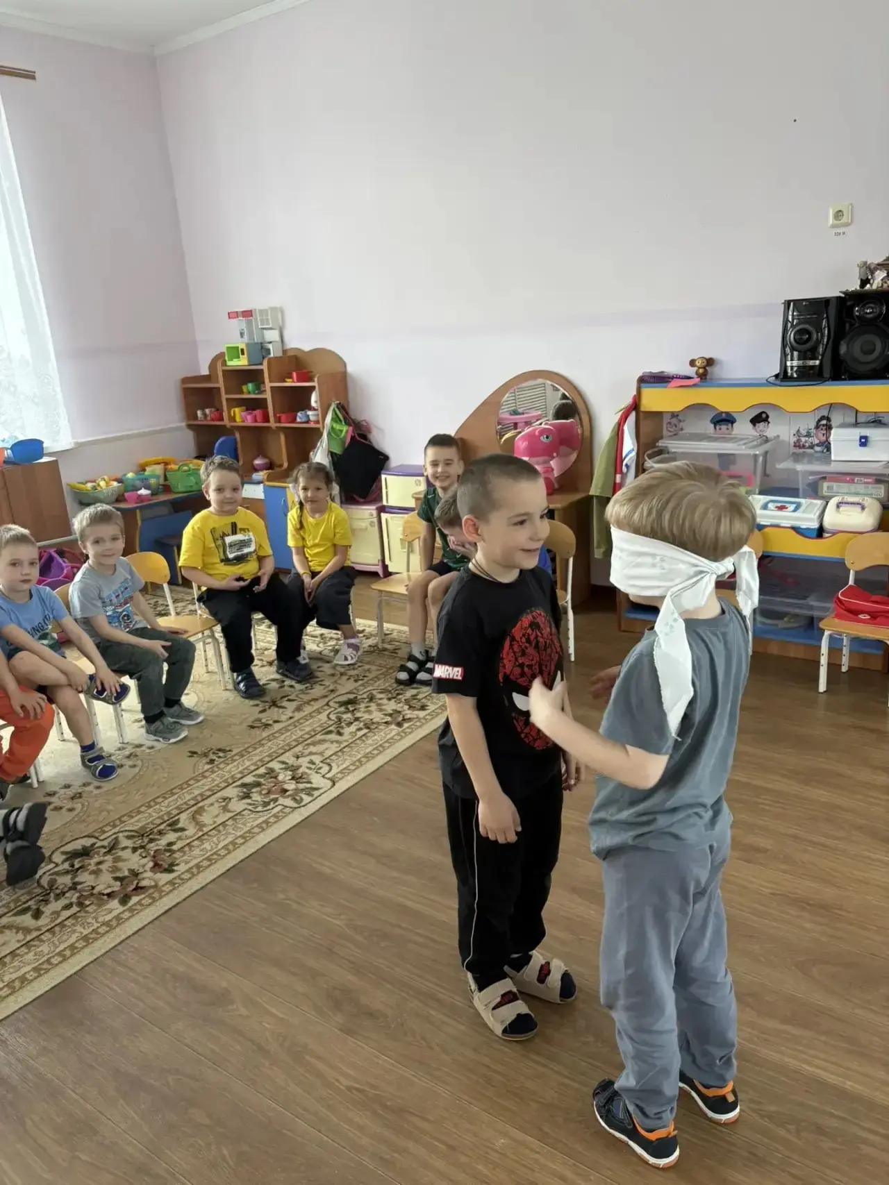 Игра «Угадай друга на ощупь» для детей старшей группы с педагогом-психологом 
Ход игры:
1. Дети садя