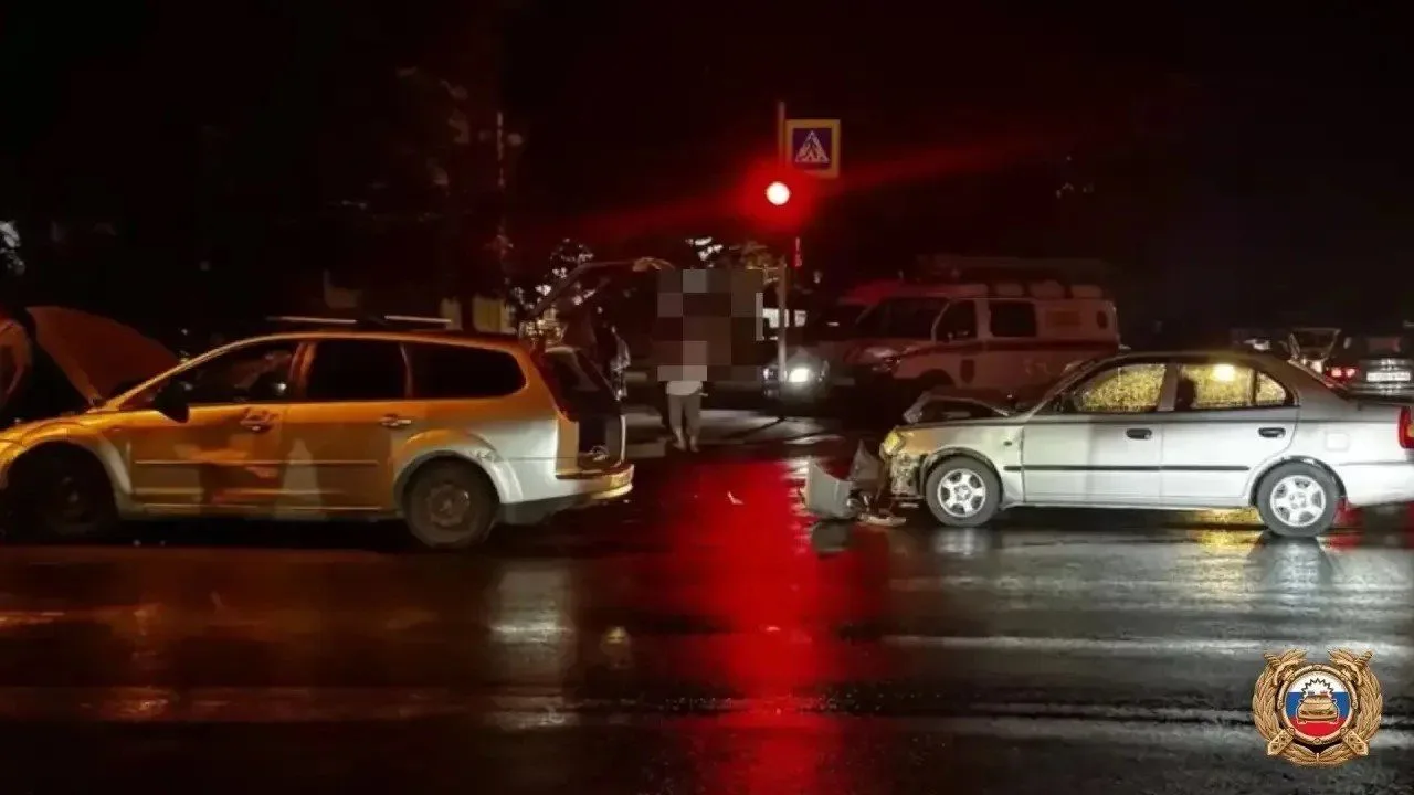 Два пассажира пострадали после того, как двое водителей не поделили встречную полосу в ...