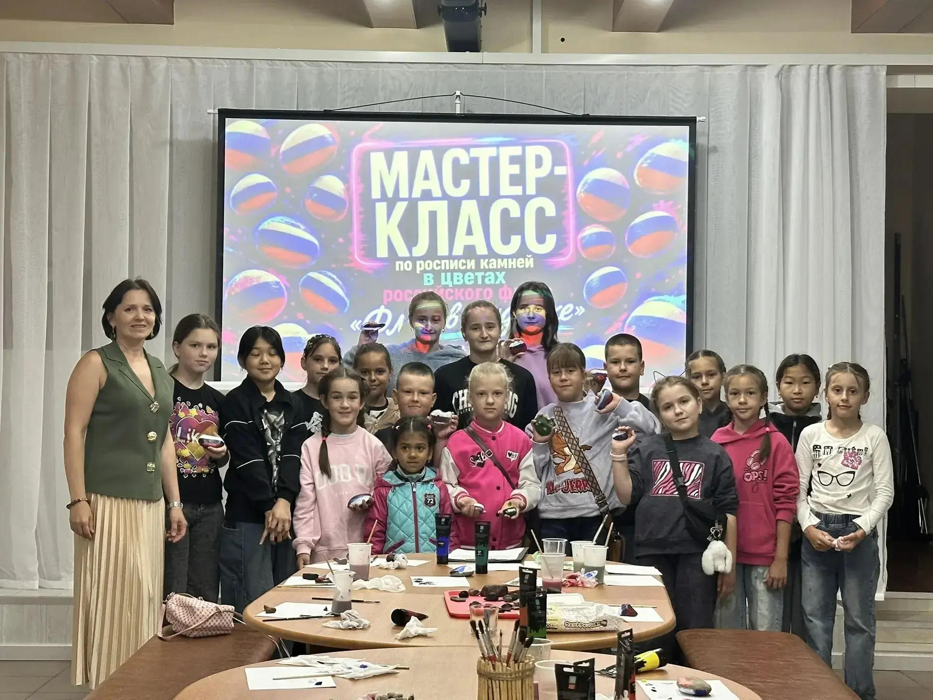 🇷🇺 Триколор на камне: в Ногликах прошёл вдохновляющий патриотический мастер-класс.