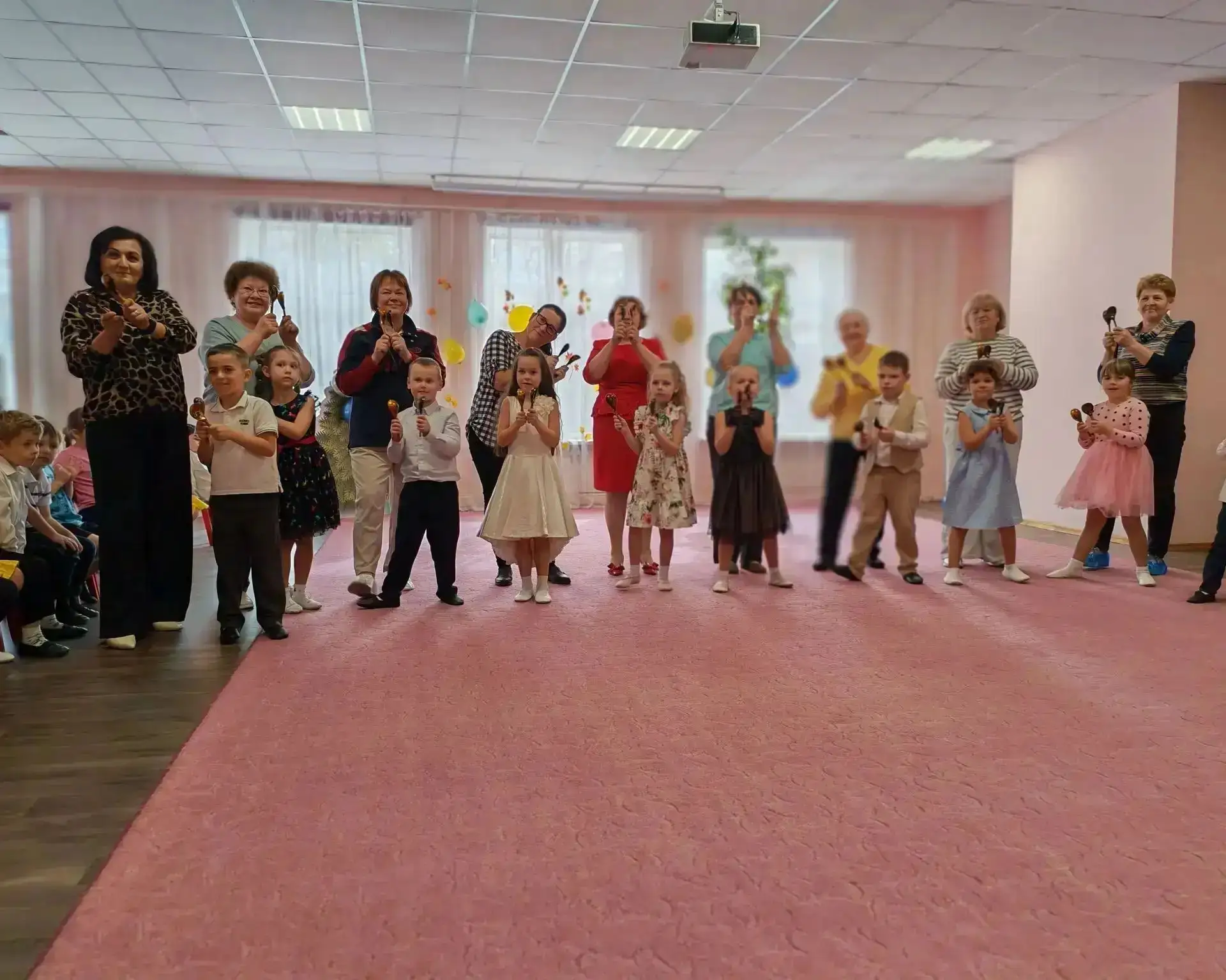 🎶 «Хорошо нам рядышком с дедушкой и бабушкой»