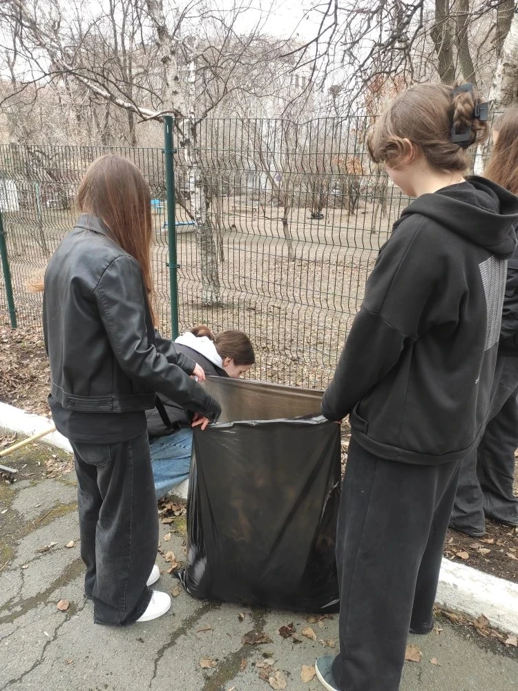 🌳 8Д класс — за чистоту и порядок!  Сегодня ученики 8Д класса дружно вышли на субботник и привели в 