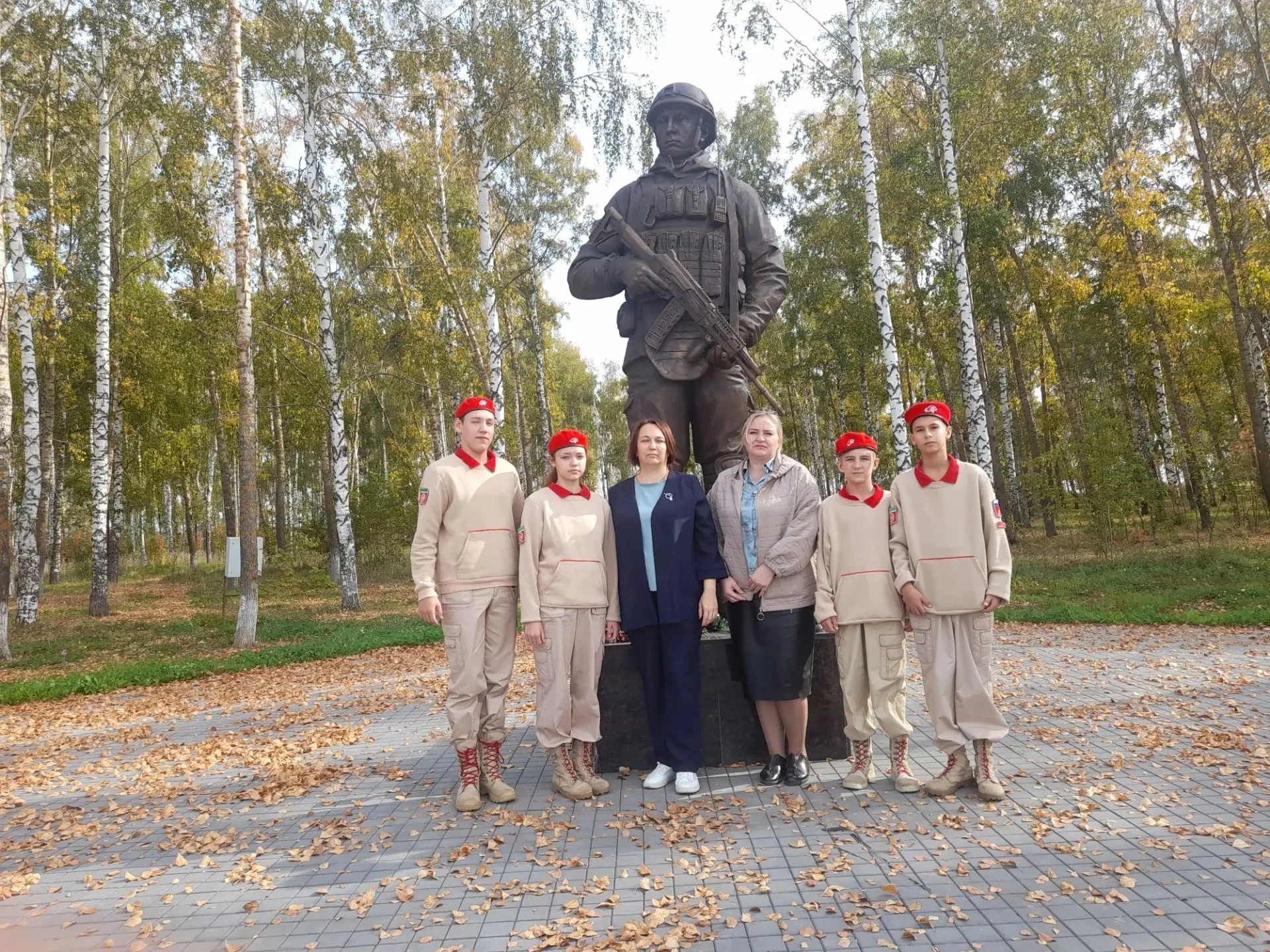 30 сентября, в День воссоединения Донбасса и Новороссии с Россией, учащиеся отряда «Юна...