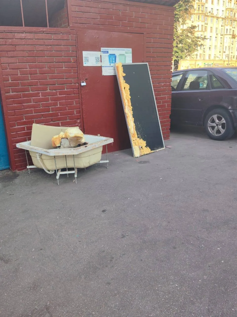 На Варшавском, 31, несколько дней беспорядок, мусорка уже переполнена — поделились соседи.