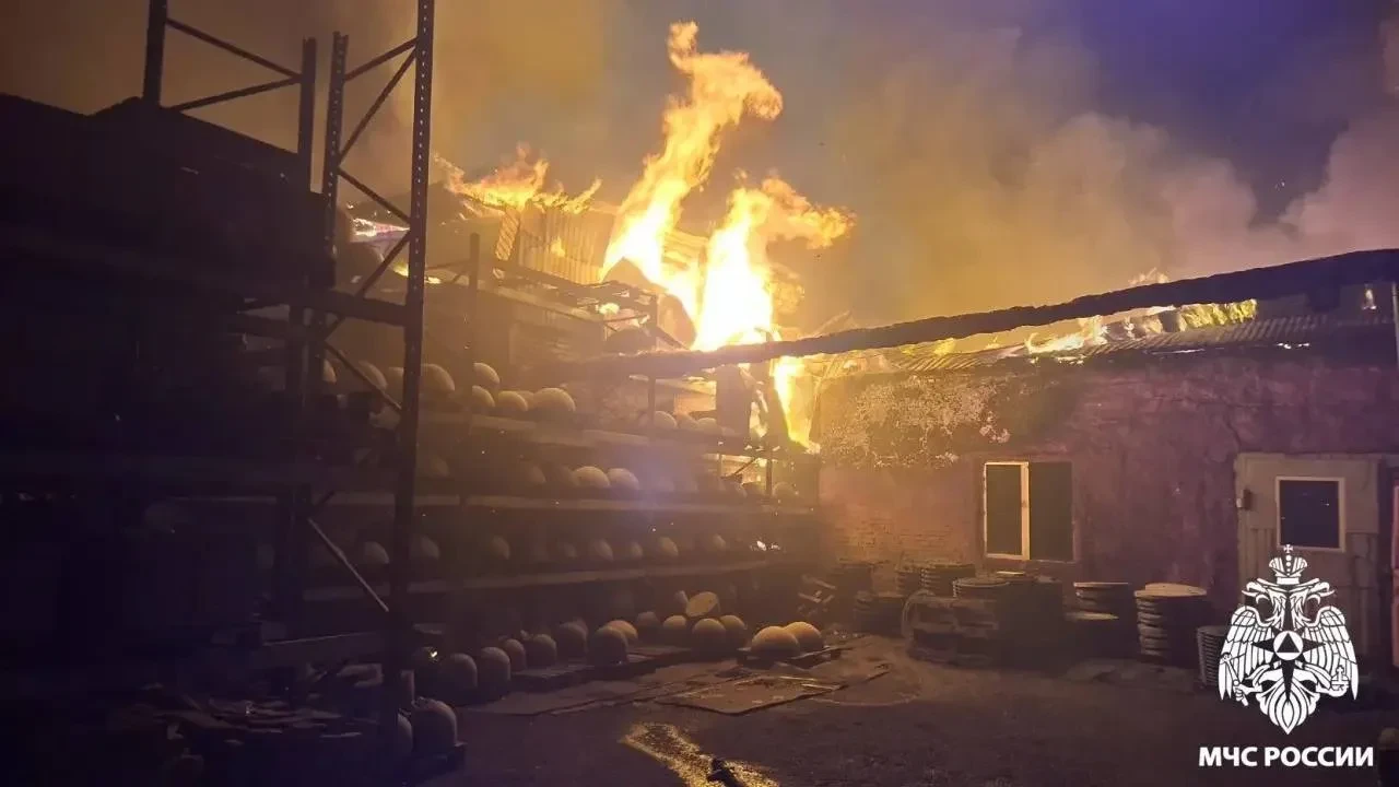В Прокопьевске на улице Грунтовой сгорело производственное здание.