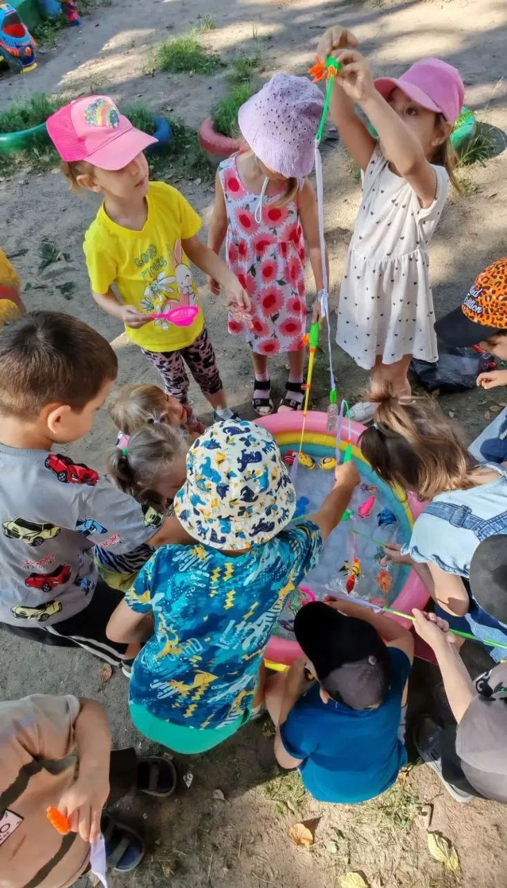 А мы в тёплые дни ловим рыбку 🐠🦀🐟