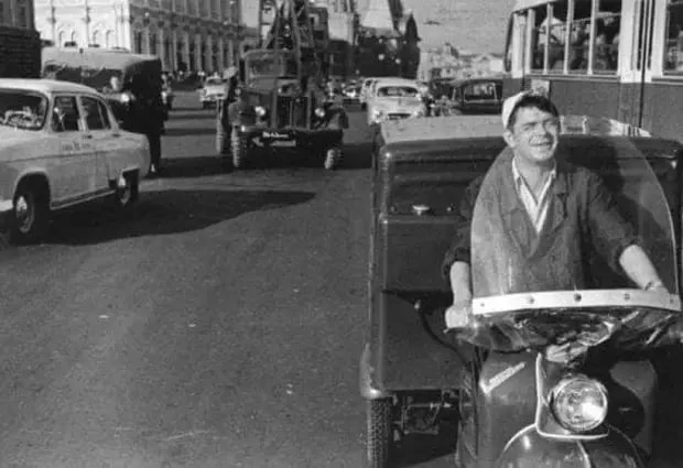 На этом кадре из 60-х, машины не импортные, советские. Такая -же суета , как и сегодня....
