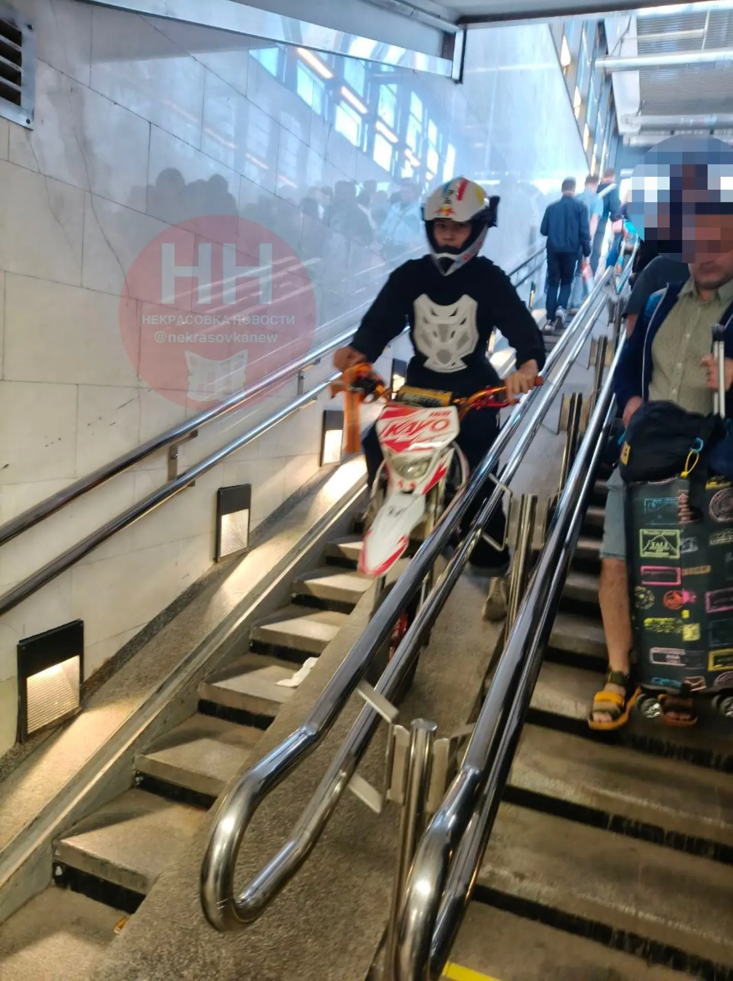 😱В метро Некрасовка проходит заезд на питбайках.