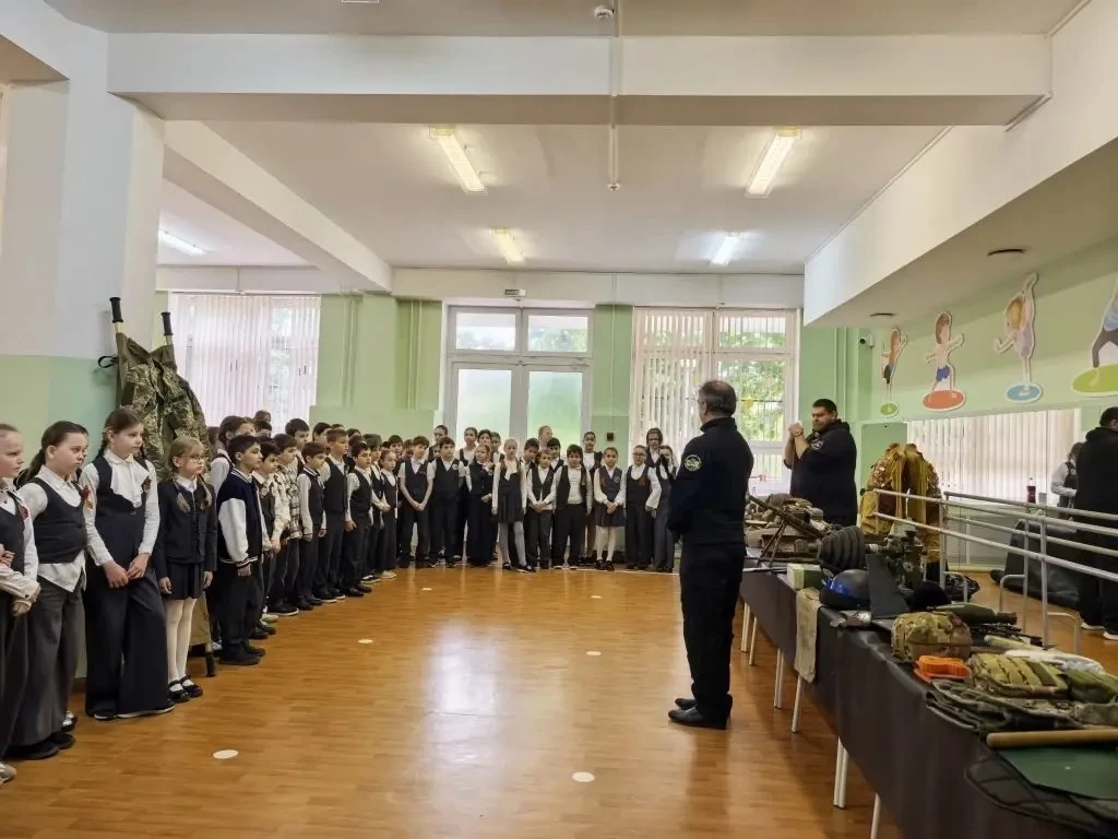 📣 История в деталях: выставка ко Дню Победы в МАОУ СОШ № 9  🎗️ В преддверии Дня Победы в МАОУ СОШ № 