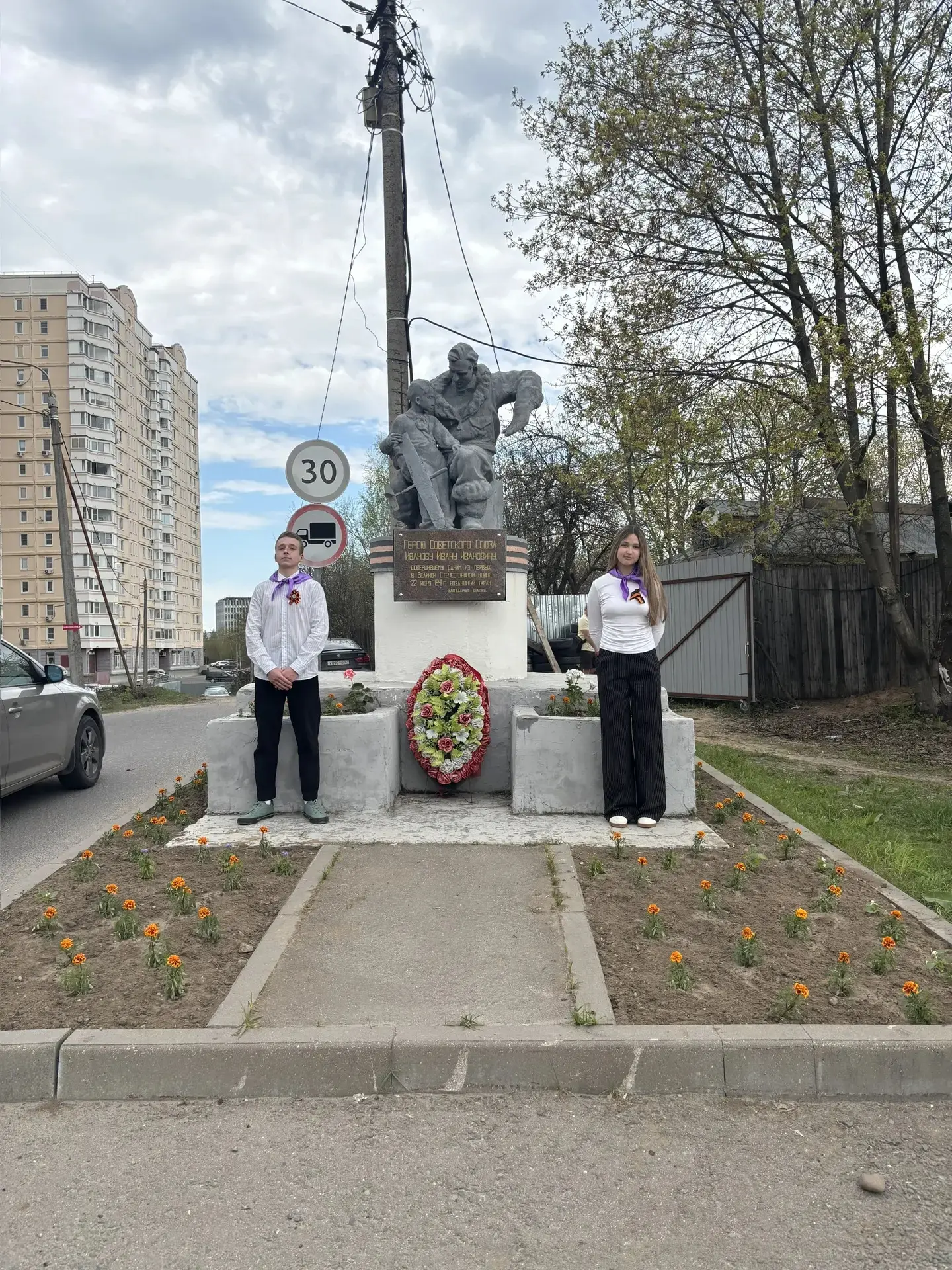 Ученики МБОО" Гимназия" продолжают нести  Вахту Памяти.  Учащиеся нашей гимназии продолжают  участие