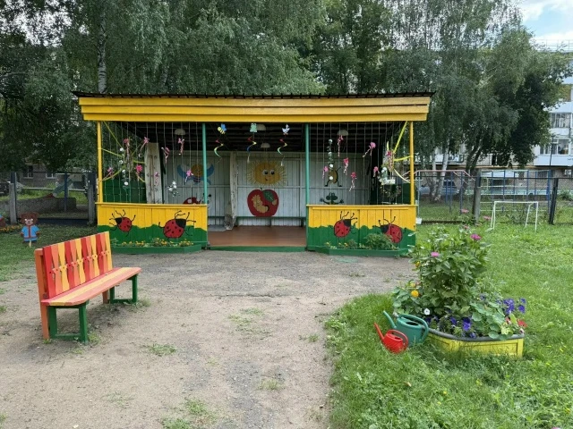 Родители старшей группы приложили все усилия, чтобы прогулочный участок для детей выгля...