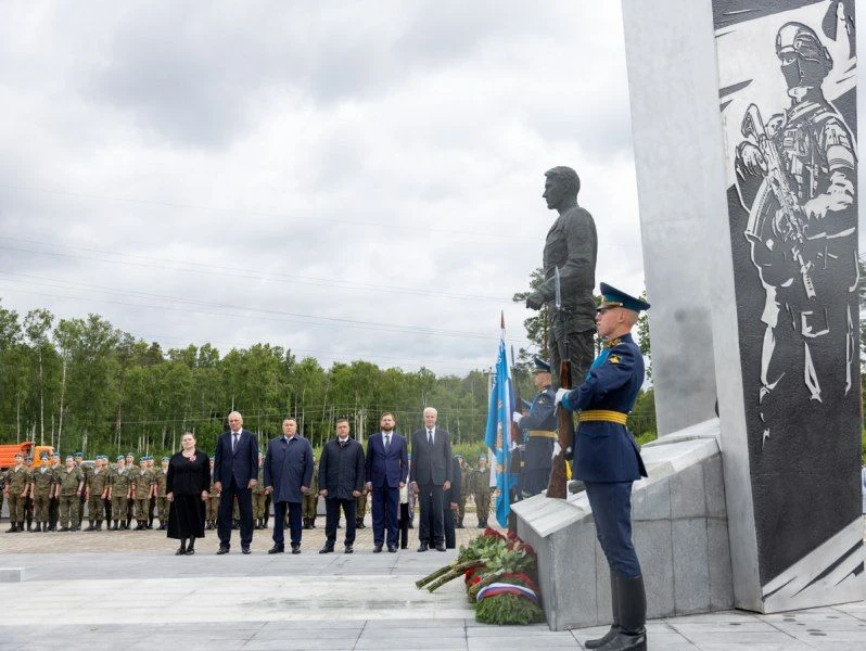 Мемориальный комплекс защитникам Отечества торжественно открыли в Псковской области в п...