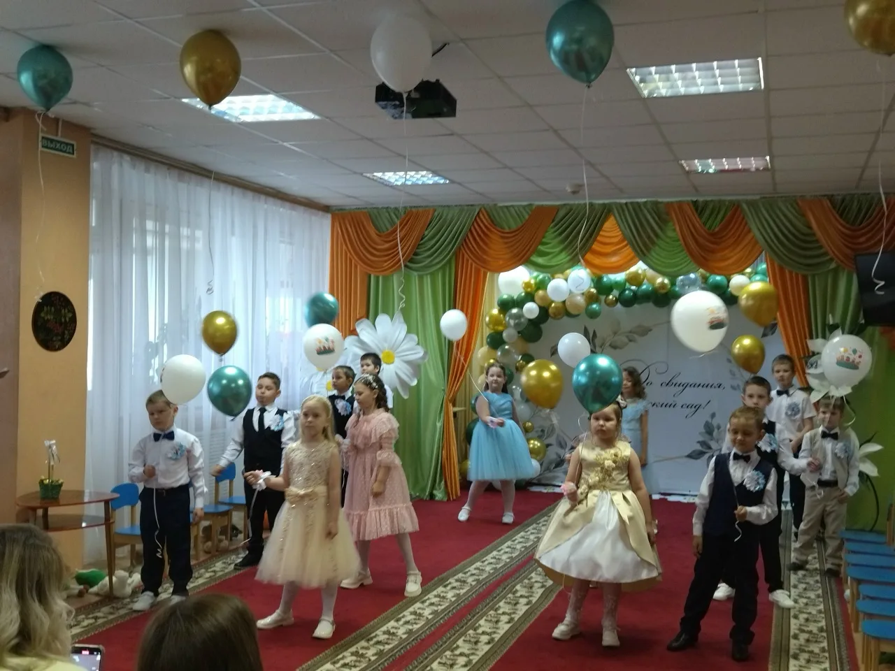 Сегодня прощаются с садом они, им школа откроет двери свои!