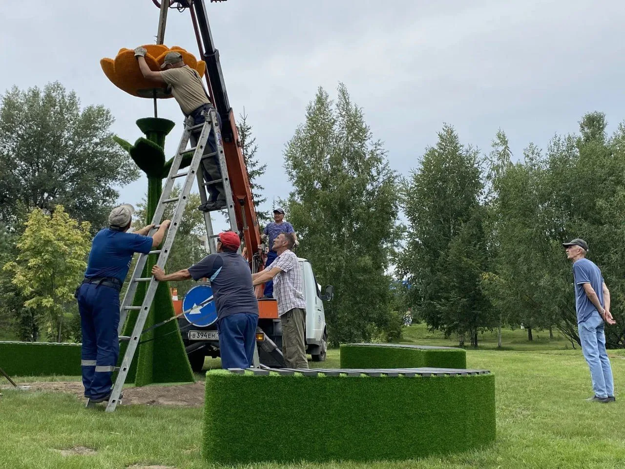 🏵️ Яркую цветочную инсталляцию символа Хакасии установили в Преображенском парке Абакана.

Арт-объе