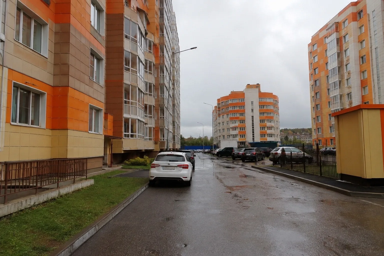 Босиком и в одном подгузнике: в Южных воротах нашли двух малышей без взрослых